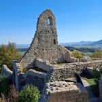 De ruïnes van de Farnsburg en een Romeinse tempel
